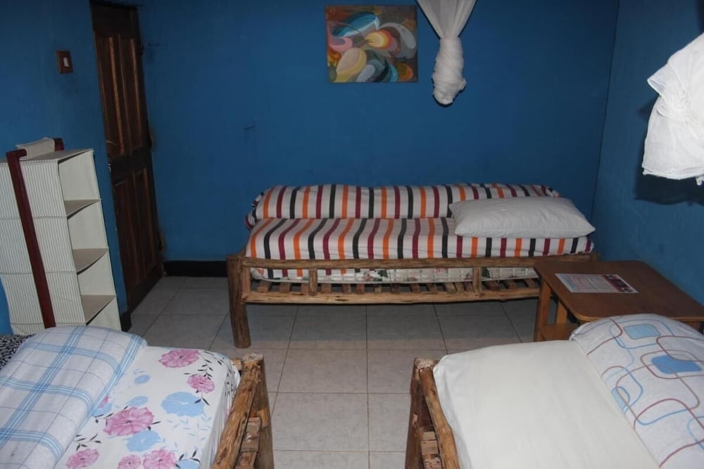 Room in B&B - Amahoro Guest House Triple Room With Shared Bathroom — фото 1