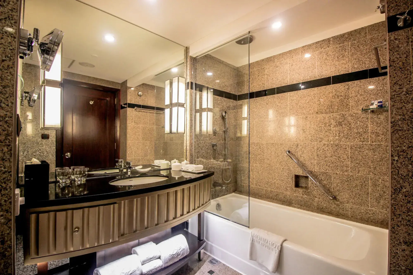 Photo - Diamond Hotel Philippines