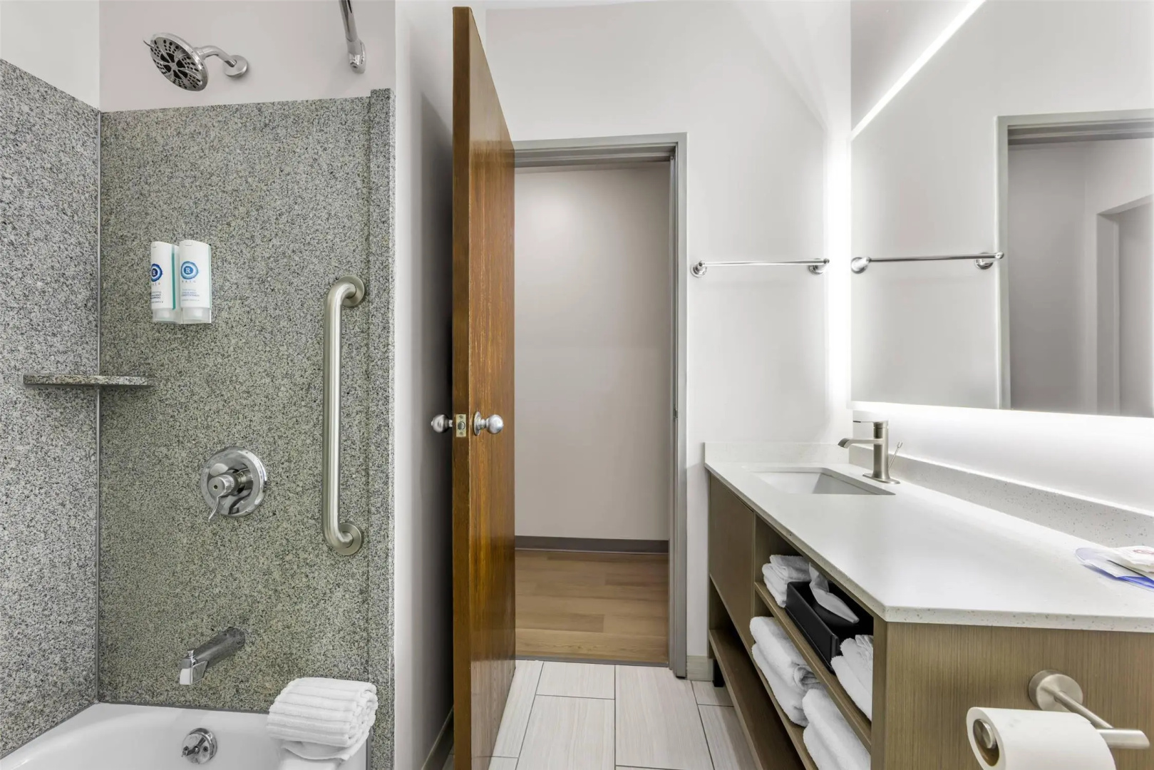 Photo - Comfort Suites London South