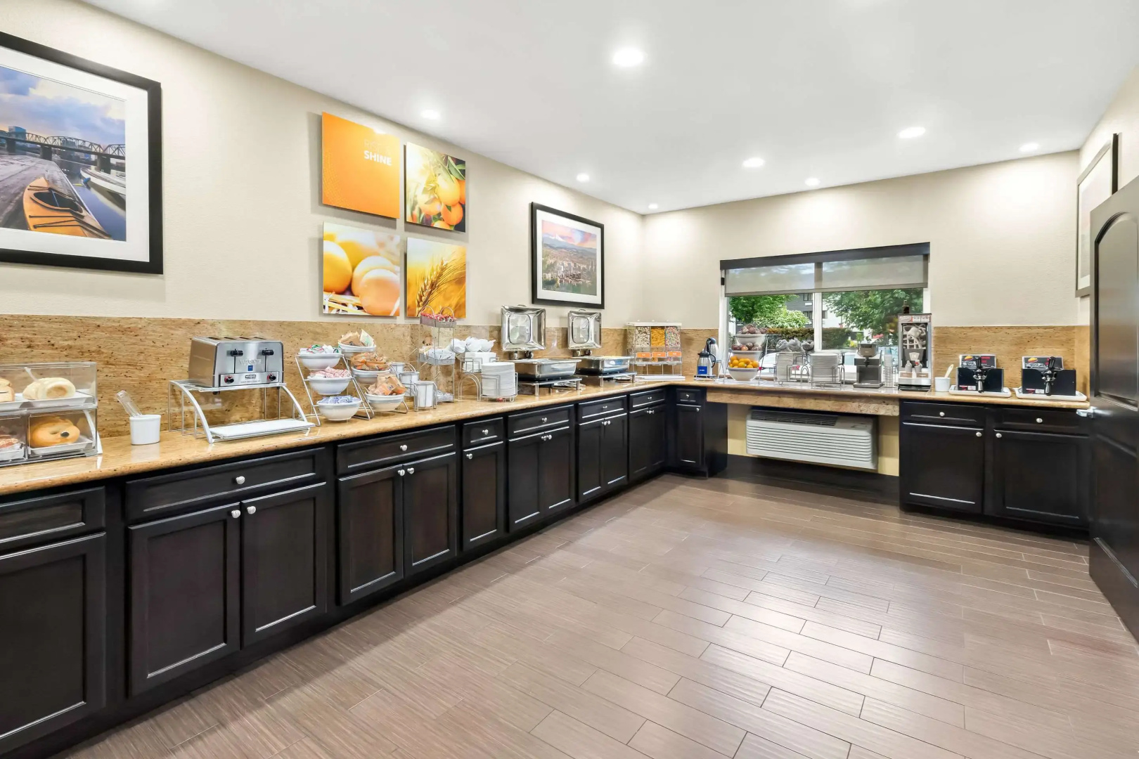 Photo - Comfort Suites Portland Airport