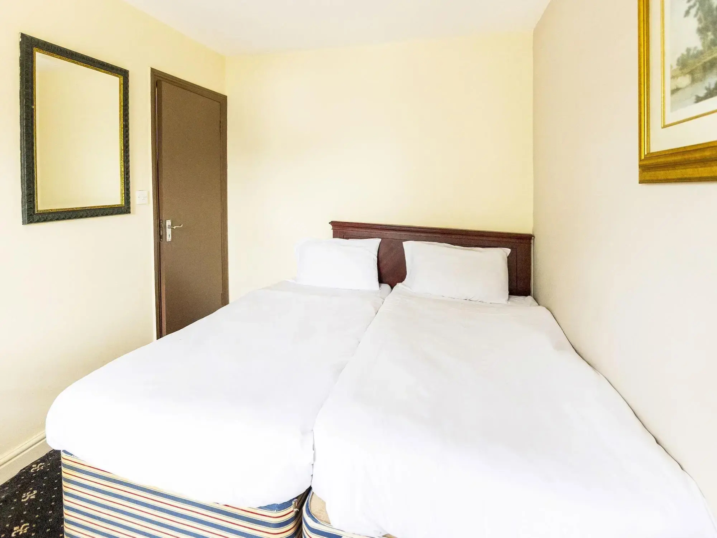 Photo - Old Oak Tree Inn