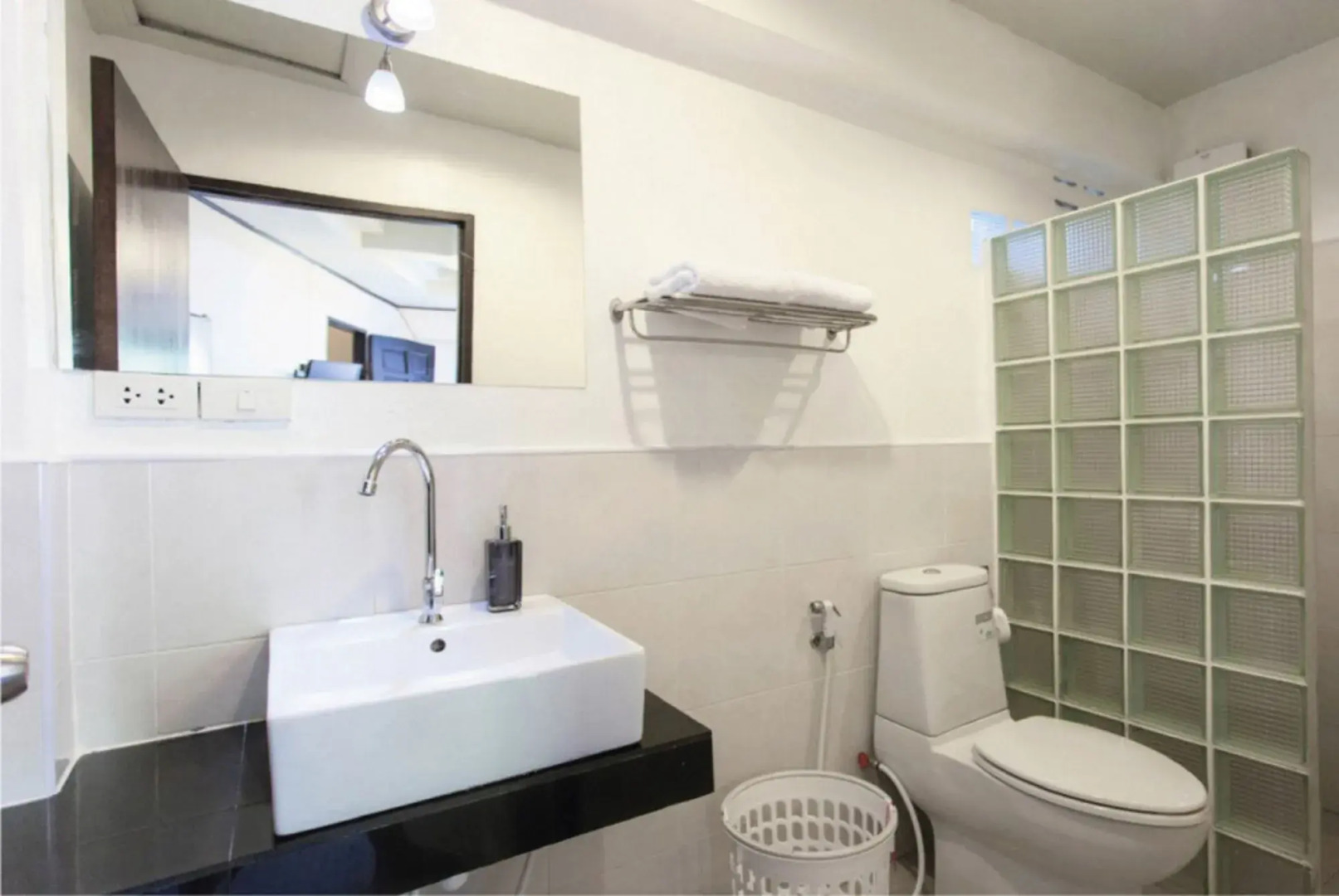 Photo - The Reef Hotel & Studios