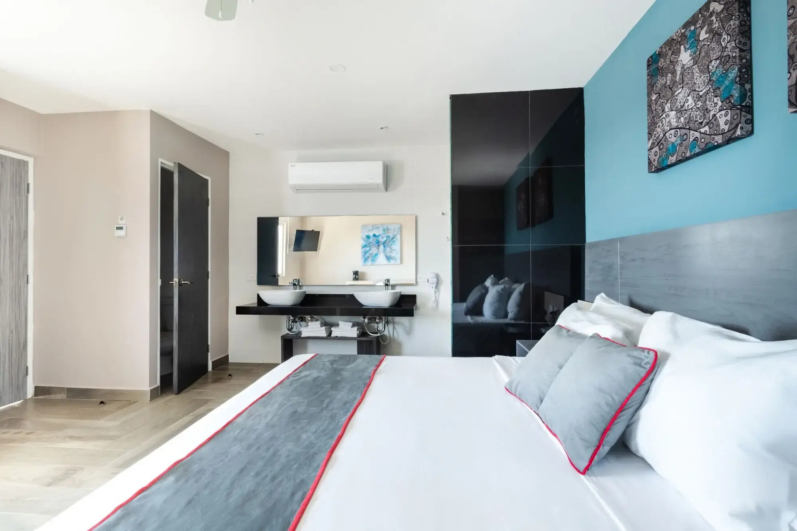 Photo - Illusion Xpress I Attraction Hotel Deluxe