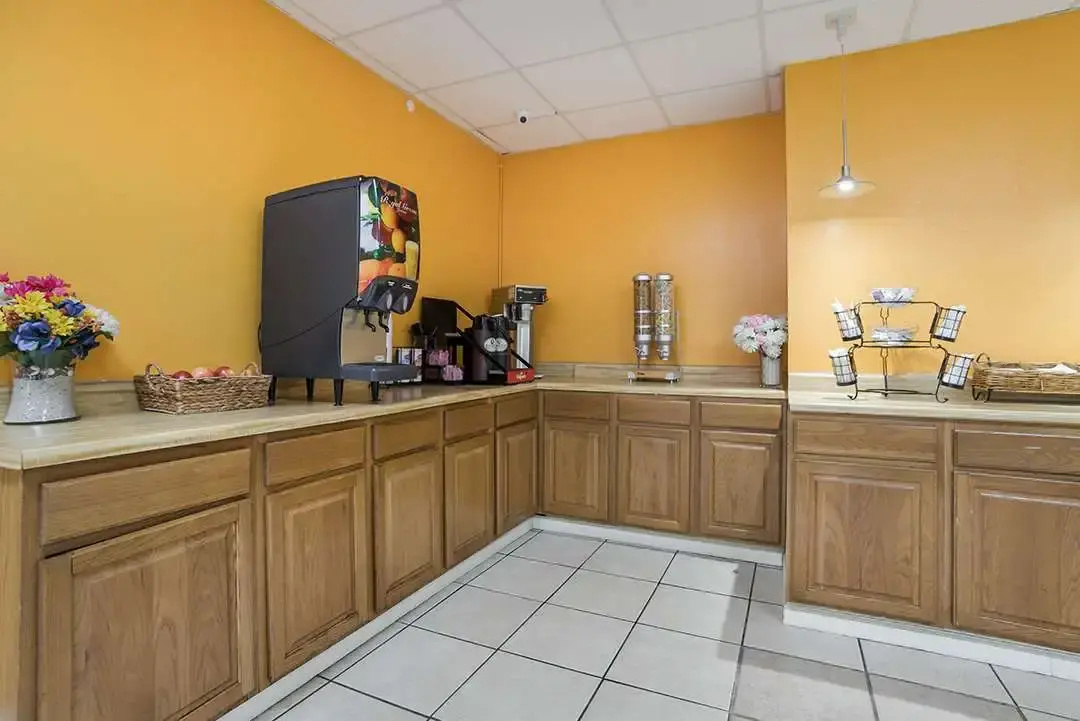 Photo - Americas Best Value Inn Tulsa at I-44