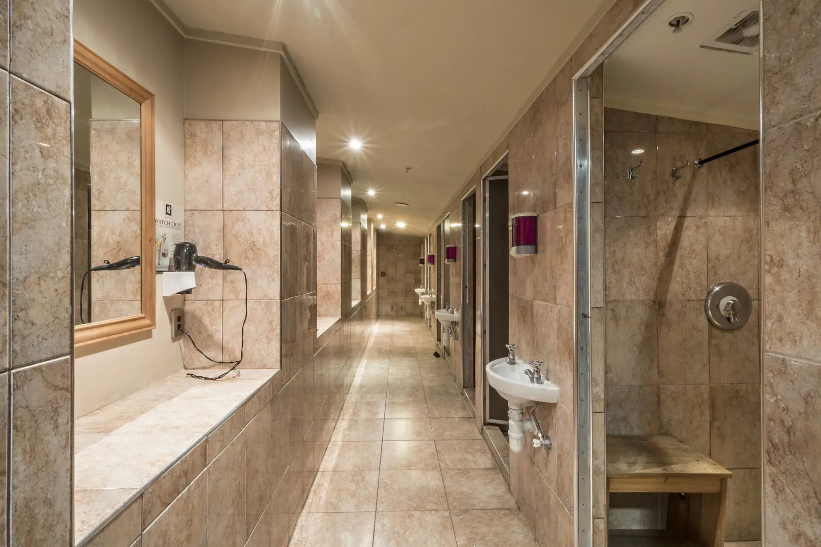 Photo - The Cambridge Hotel & Backpackers