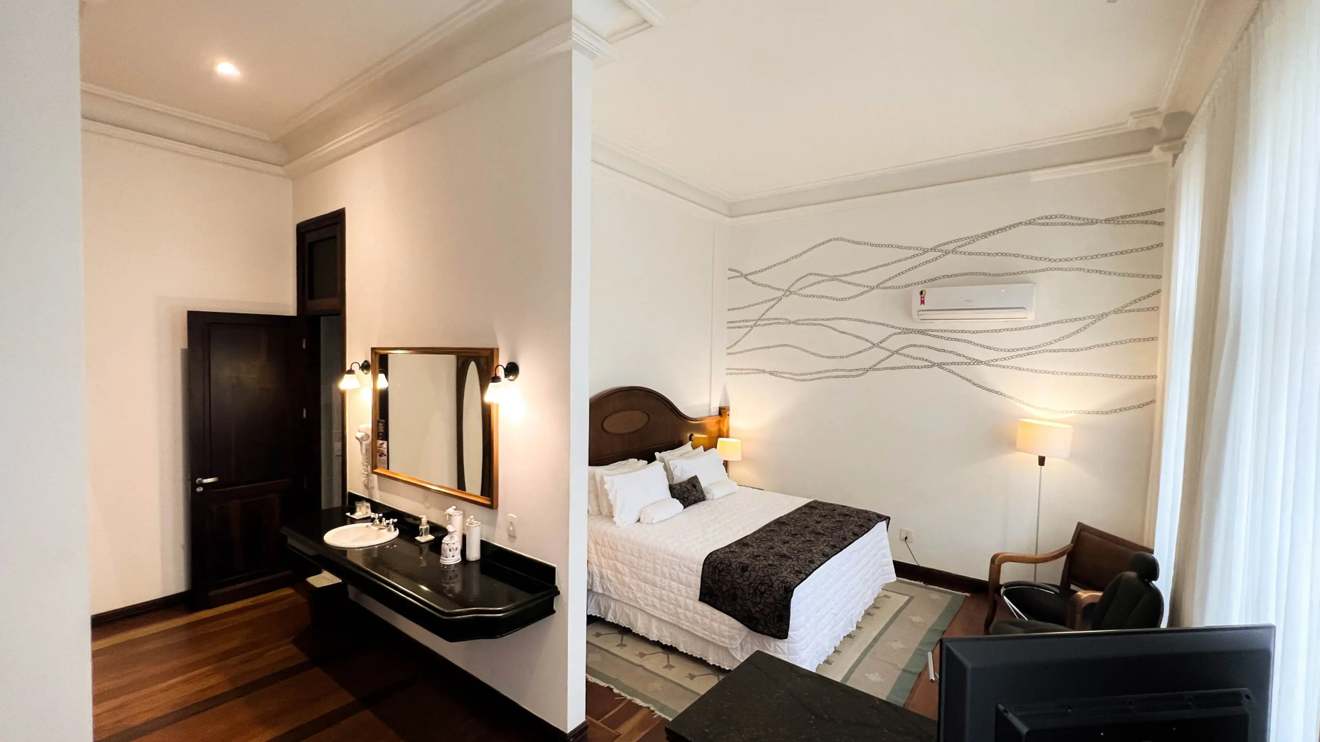 Photo - Johnscher by SJ - San Juan Curitiba