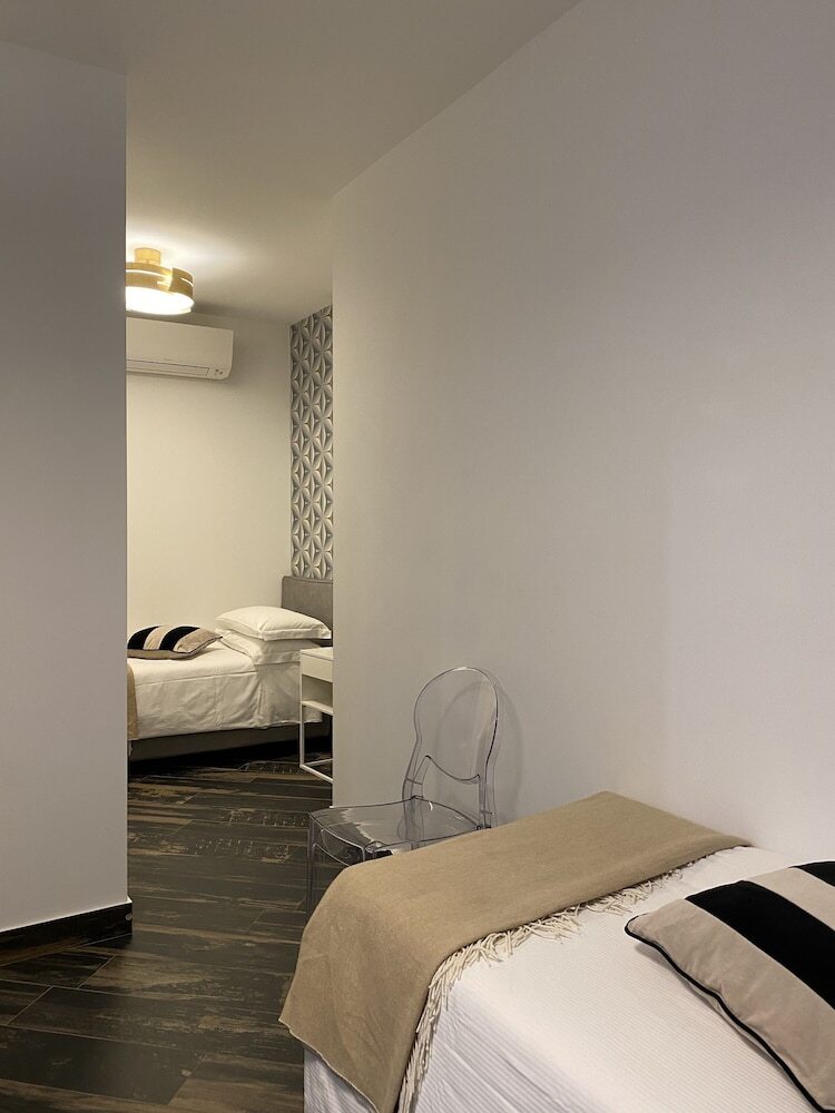 Photo - Gatto Bianco Le Mura