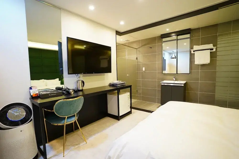 Photo - Saturn Hotel