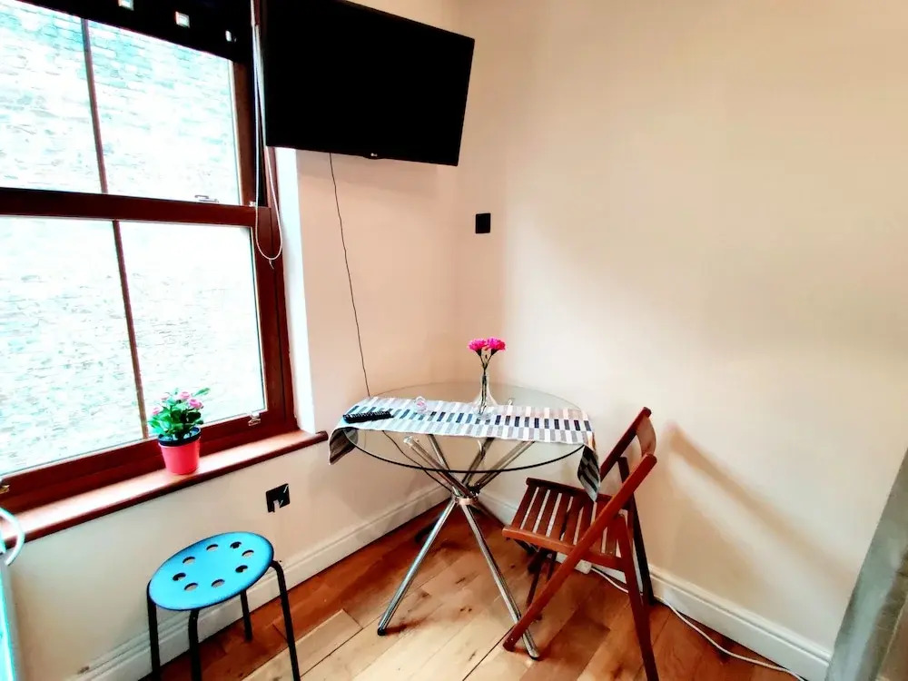 Foto - White's Row Resident