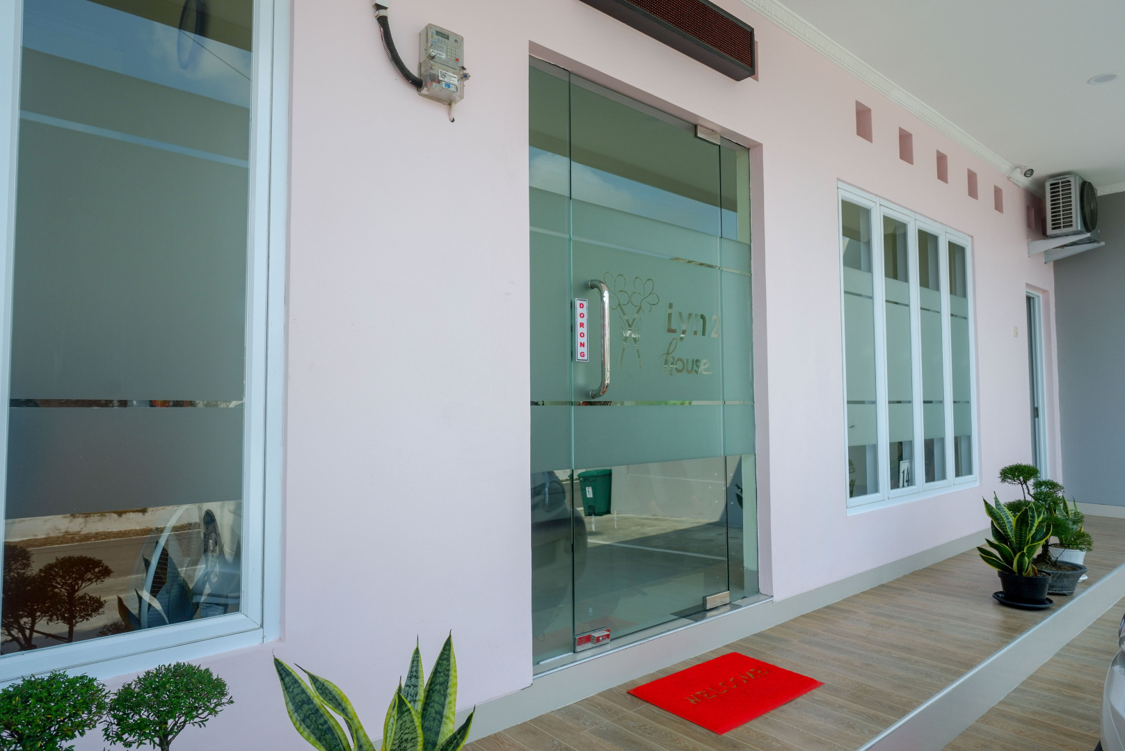 RedDoorz near Rita Supermall Purwokerto 2