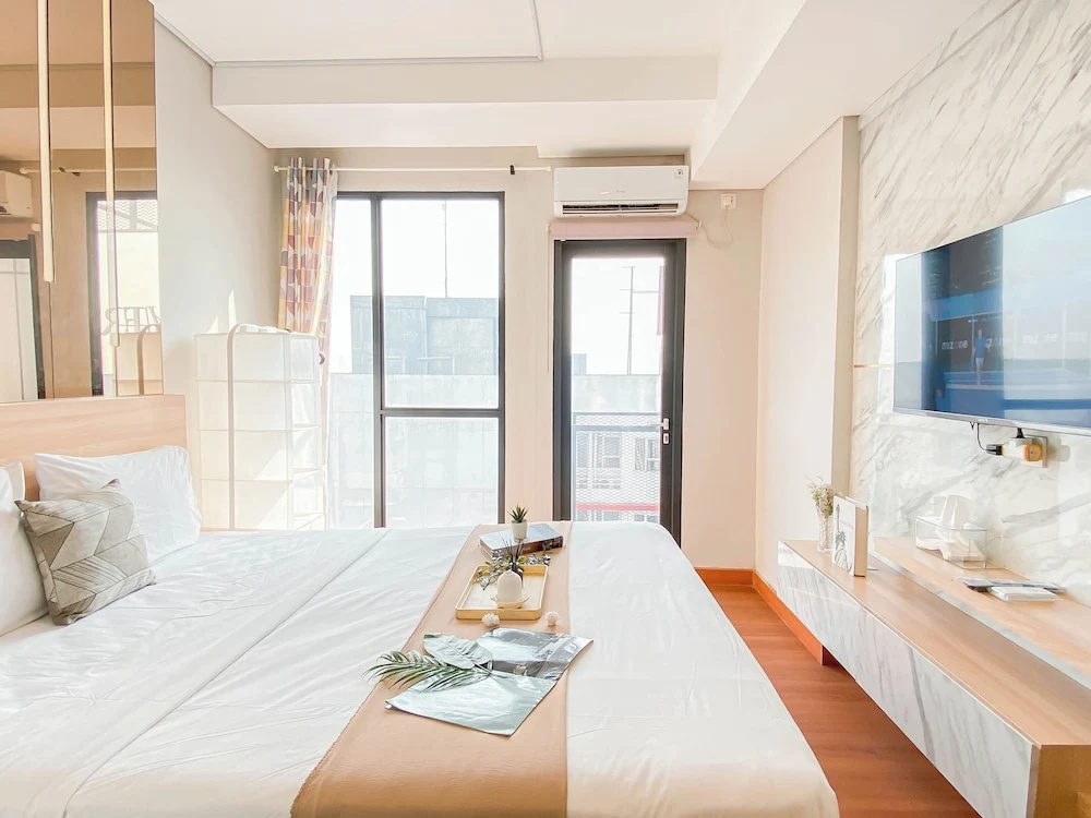 Warm Minimalist Studio Apartment Monroe Tower
