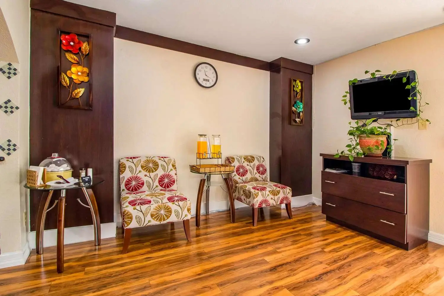 Photo - Rodeway Inn & Suites