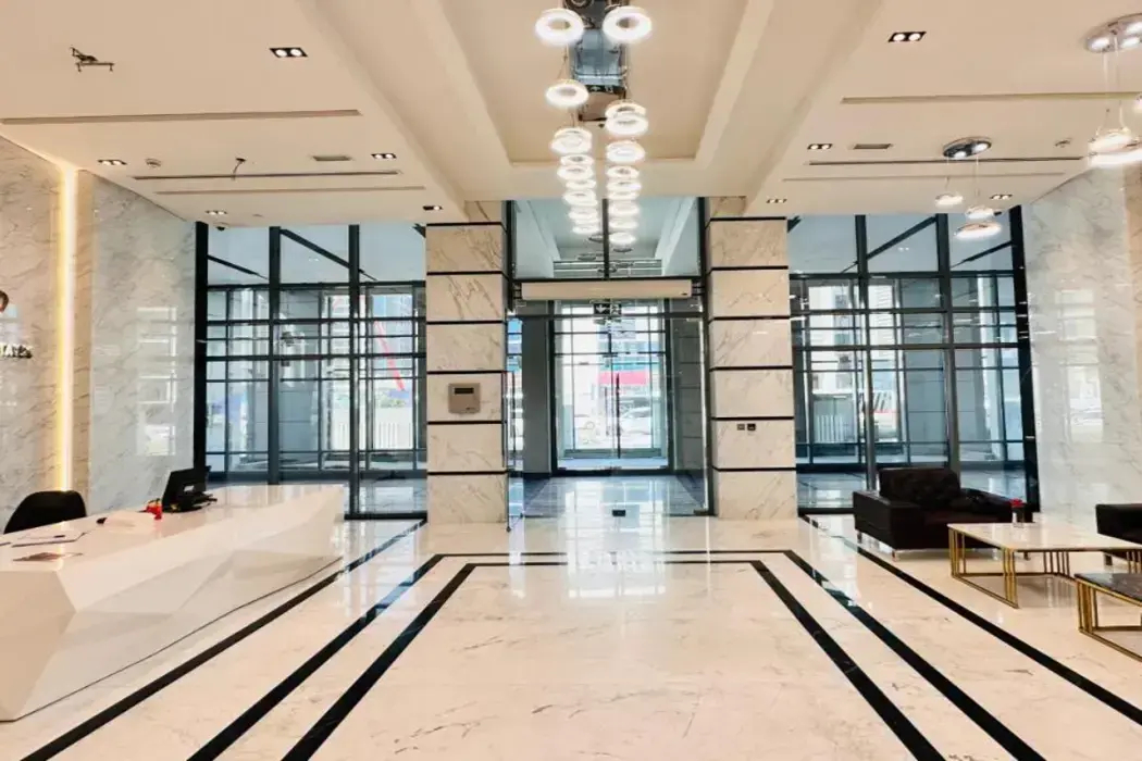 Foto - Upscale Apartment at Oval Tower Near Downtown with Balcony and Parking by Belvilla