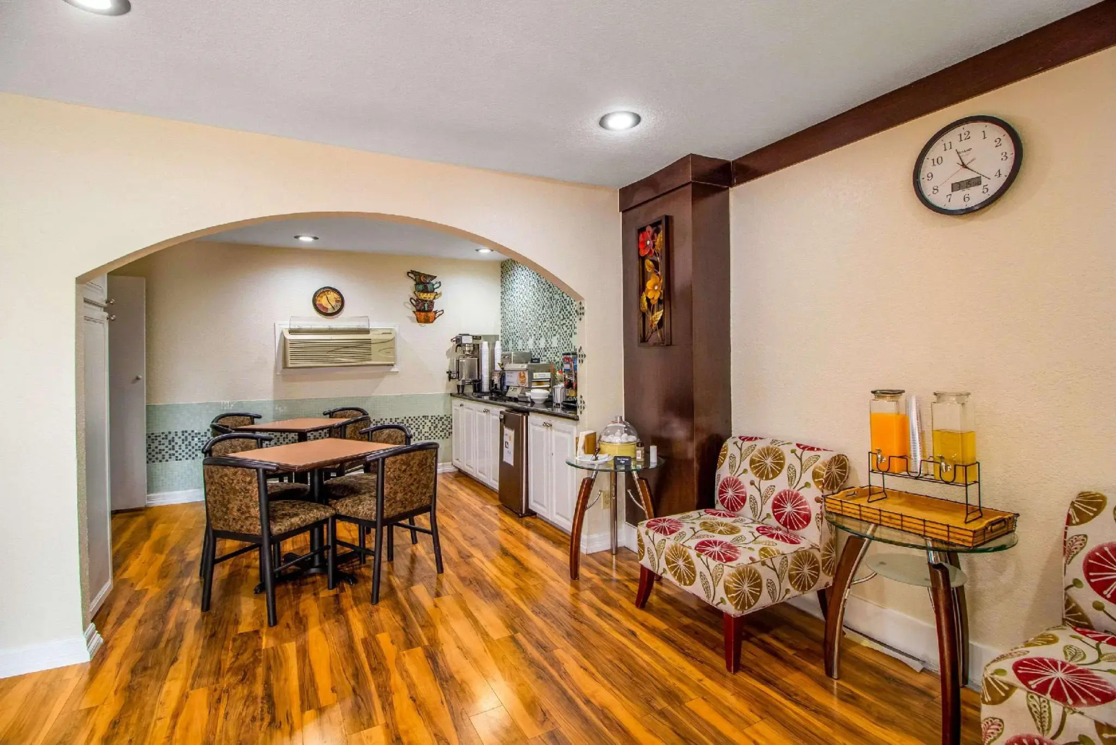 Photo - Rodeway Inn & Suites