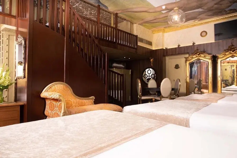 Photo - White Star Line Hotel