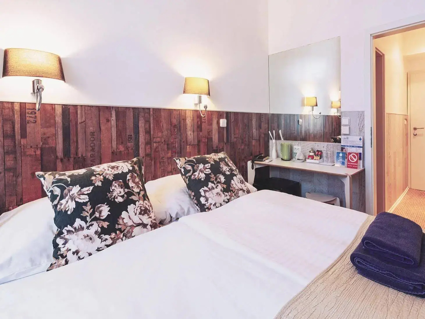 Photo - Royal Court Hotel