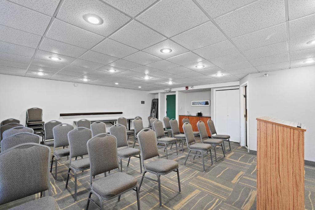 Photo - GreenTree Inn & Suites Phoenix Sky Harbor