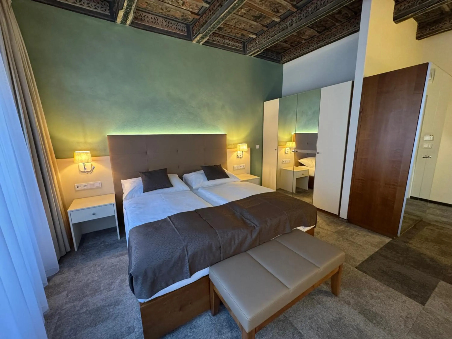 Photo - The Golden Wheel Hotel