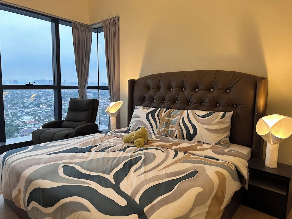 Skyline Luxe 4BR Retreat with En-suites