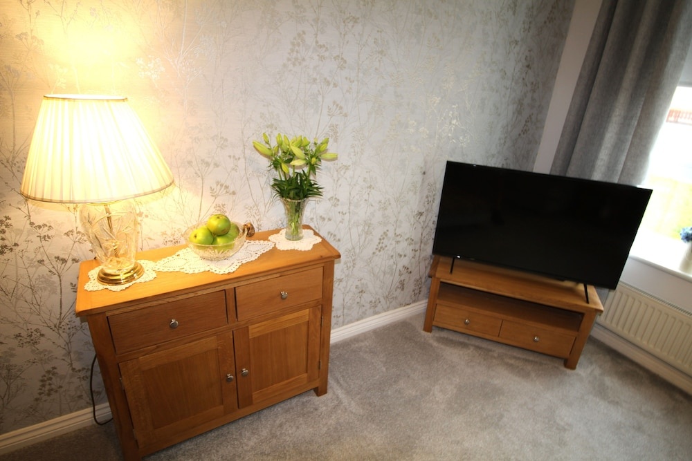 2 Bed House - Large Garden - Pet Friendly
