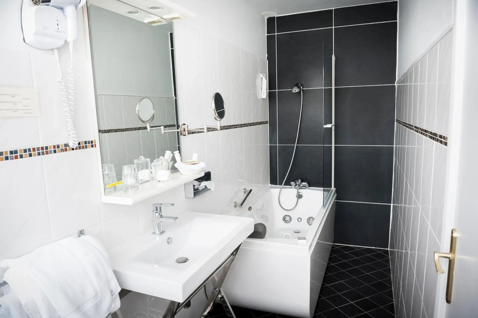 Photo - The Originals Boutique, Hôtel Auberge du Forgeron, Lille Sud
