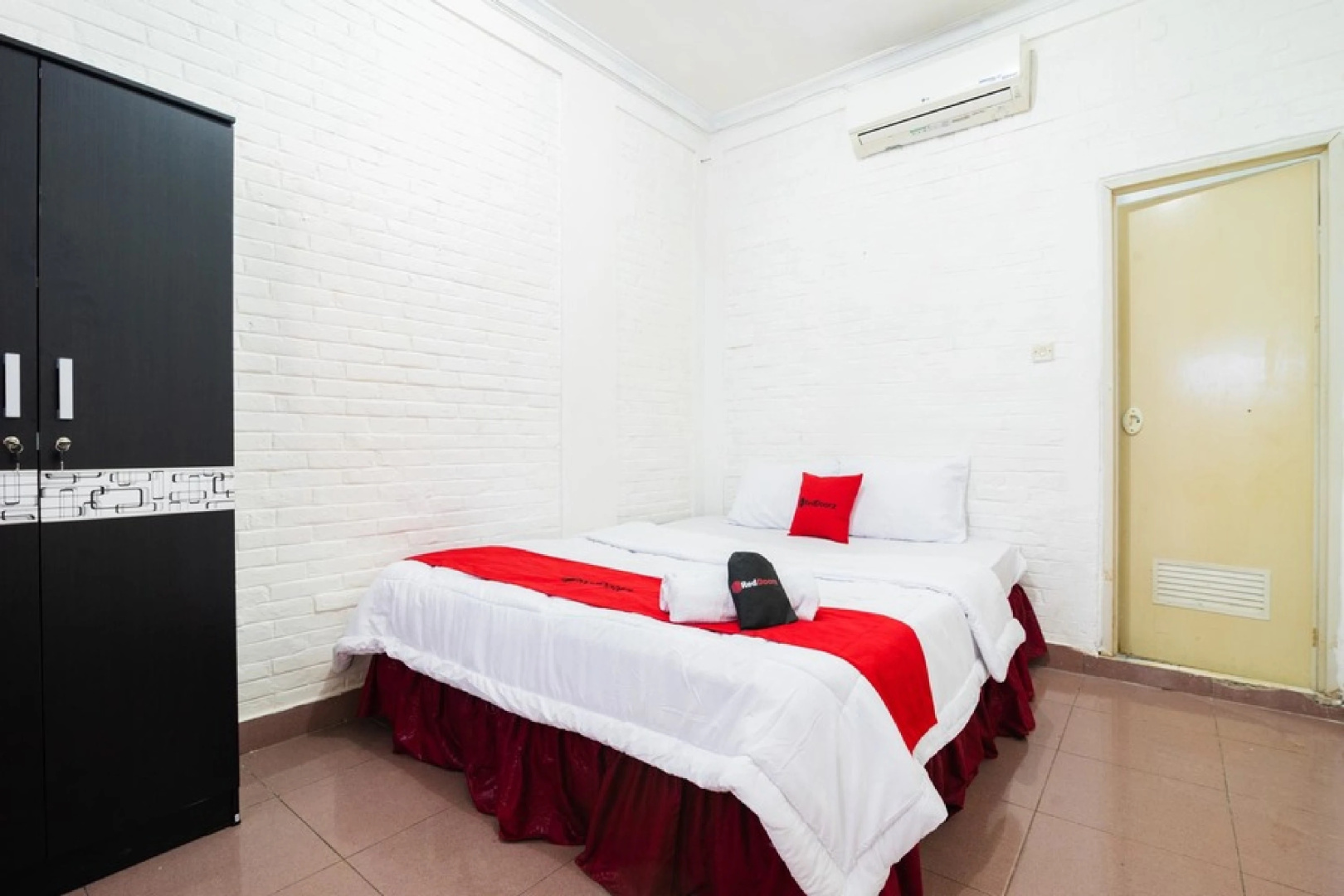 Photo - RedDoorz near Universitas Pamulang