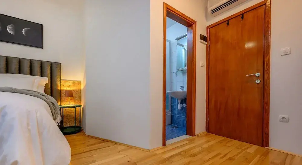 Foto - Yellow house with private parking