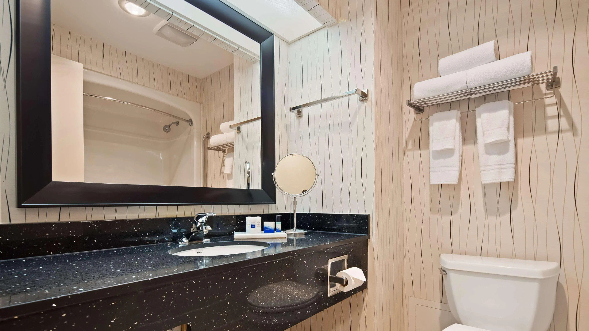 Photo - Best Western Plus Travel Hotel Toronto Airport