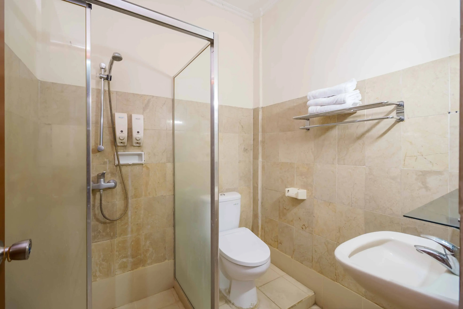 Foto - RedDoorz Plus near Kemang Raya