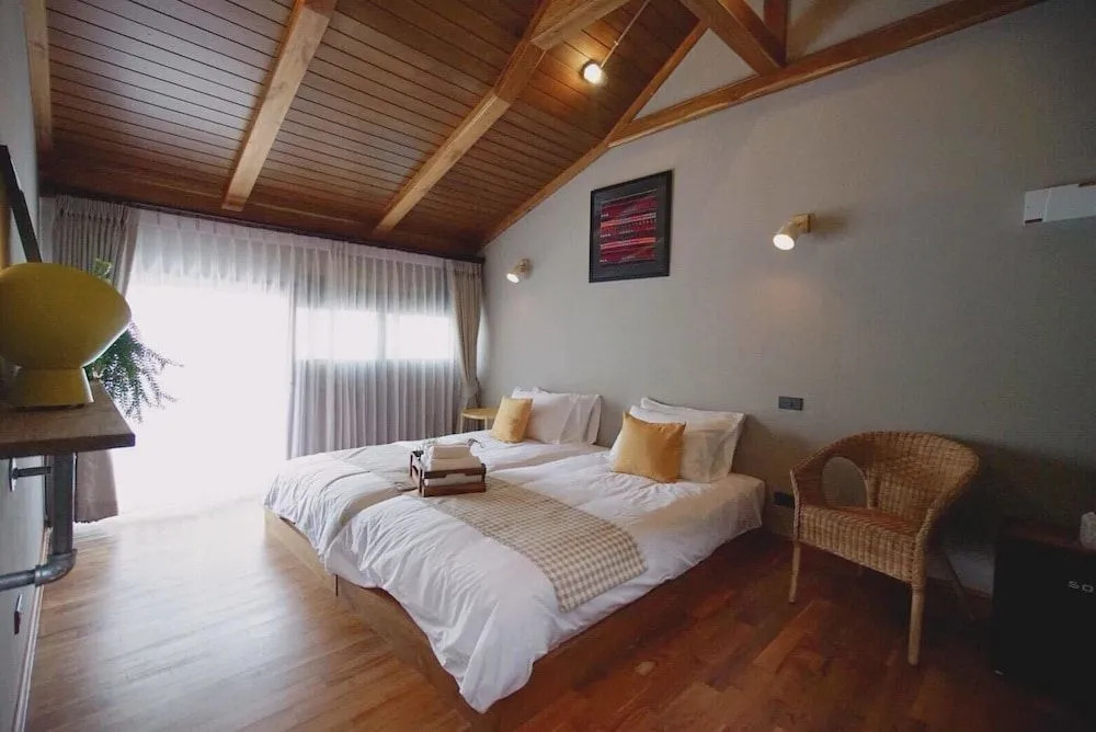 Foto - Yellow Pillow village