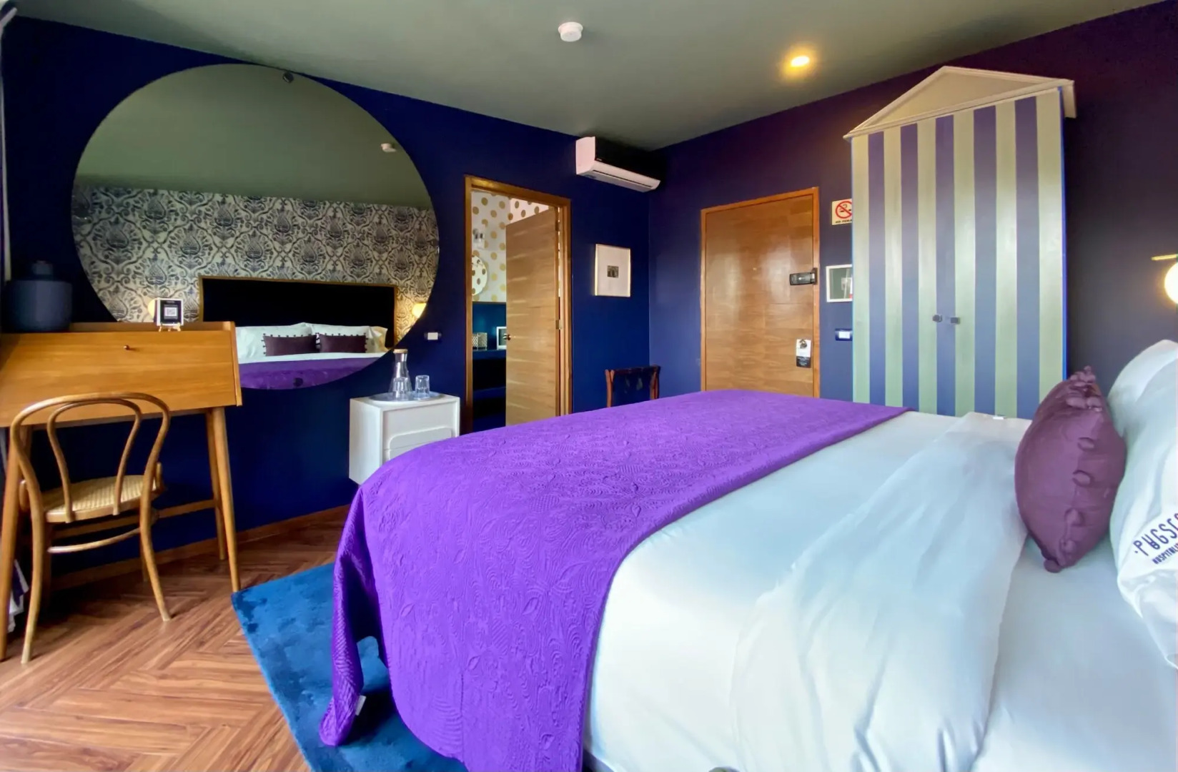 Photo - Pug Seal Polanco Anatole France