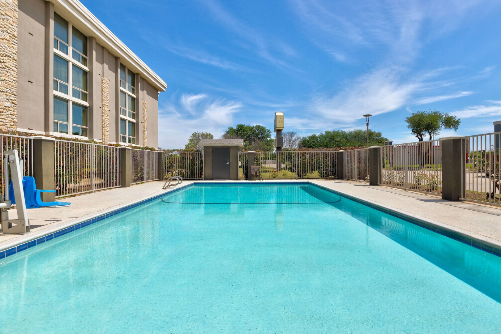 Photo - La Quinta Inn & Suites by Wyndham Dallas I-35 Walnut Hill Ln