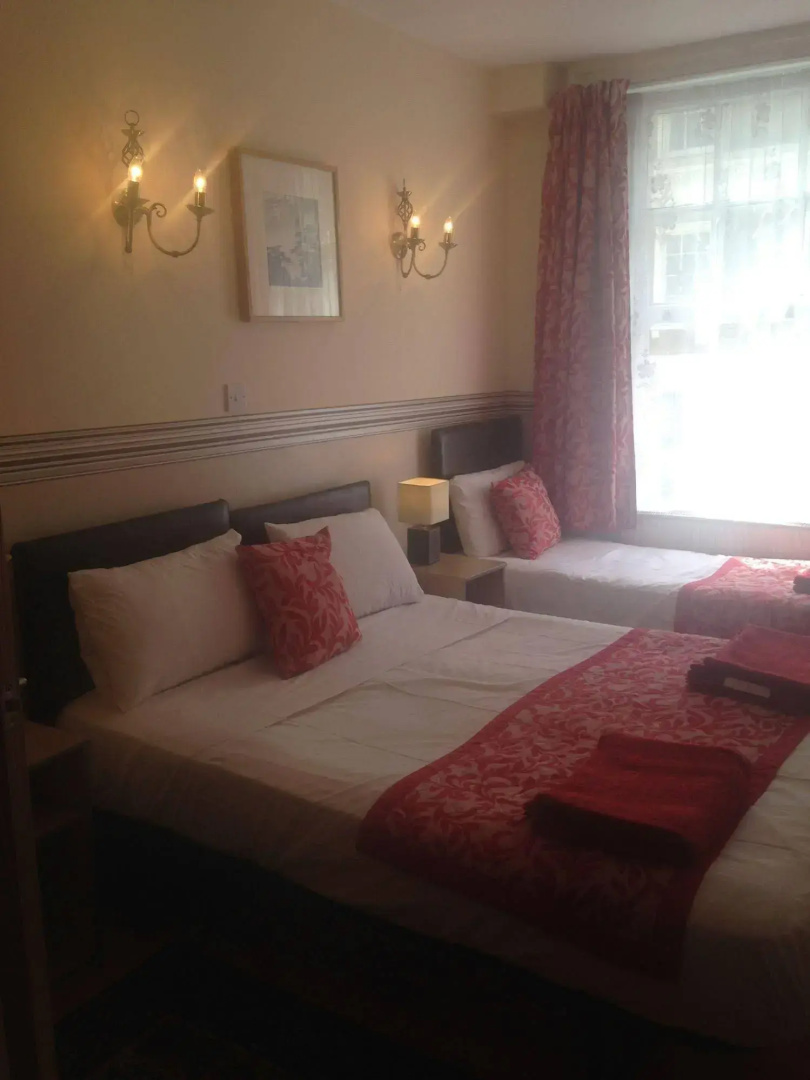 Photo - Glendale Hyde Park Hotel