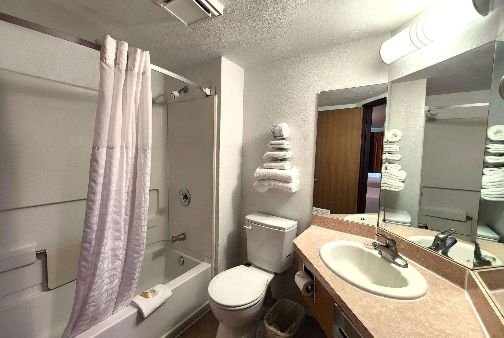 Photo - Super 8 by Wyndham Austin North/University Area