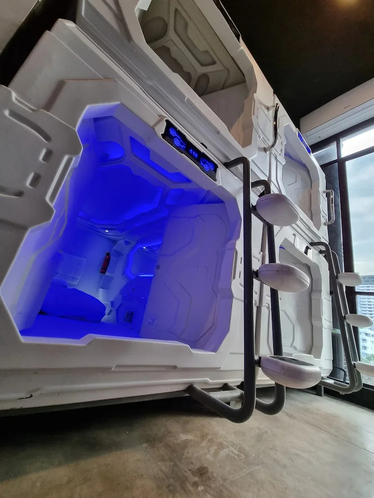 Foto - Met A Space Pod @Phrom Phong