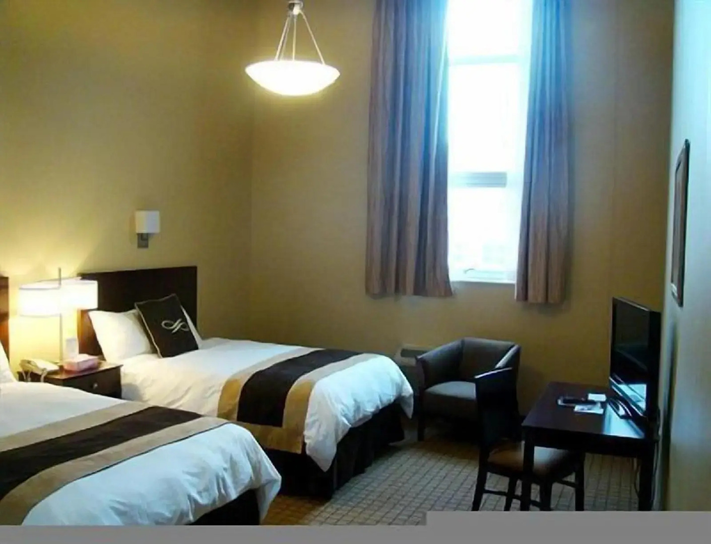 Photo - Pointe Plaza Hotel