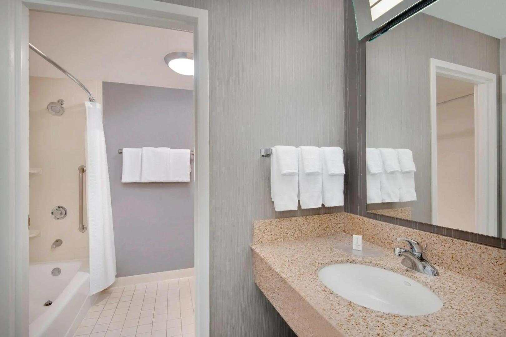 Photo - Courtyard by Marriott Savannah Midtown