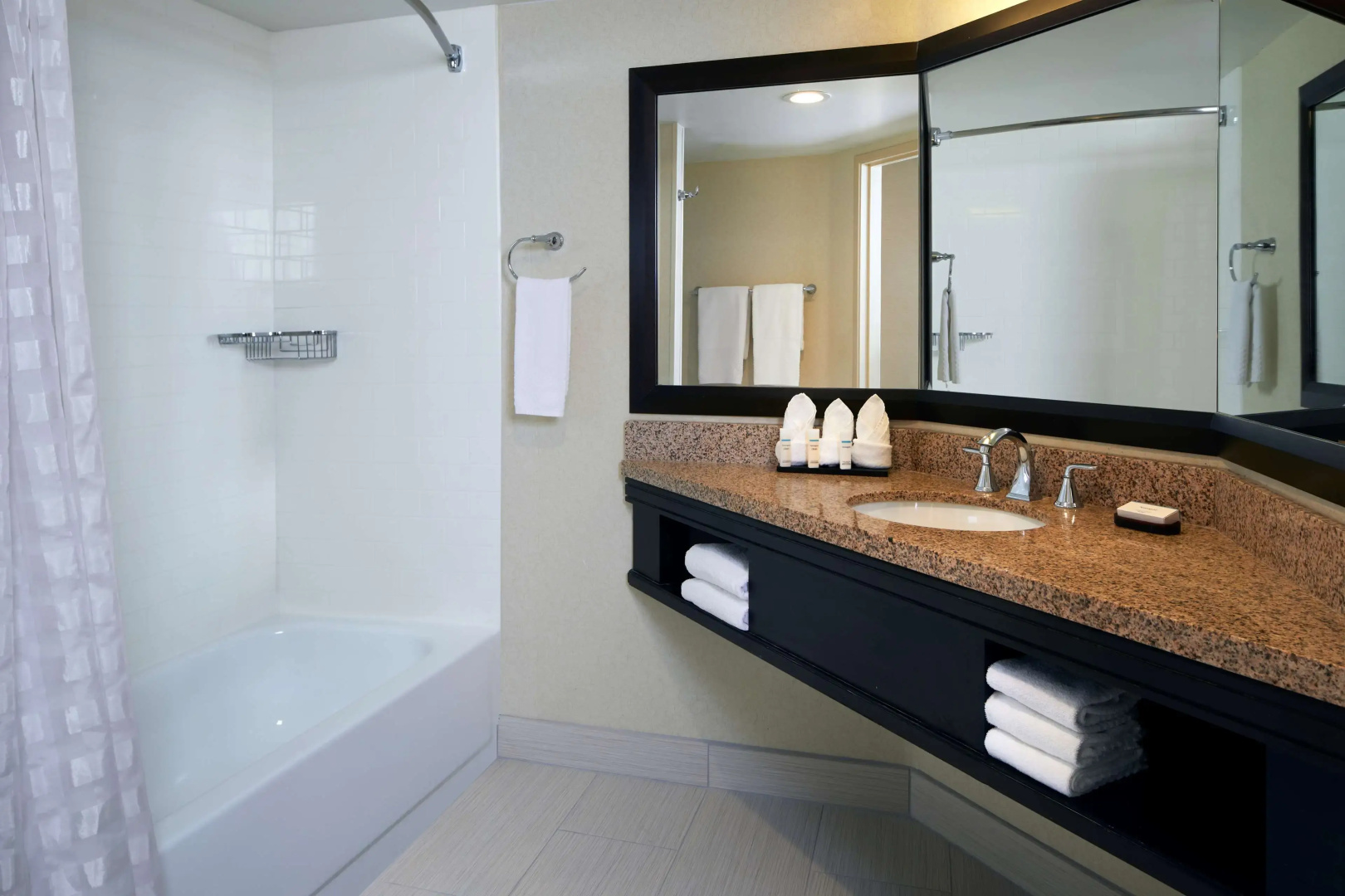 Photo - Embassy Suites by Hilton Los Angeles International Airport North