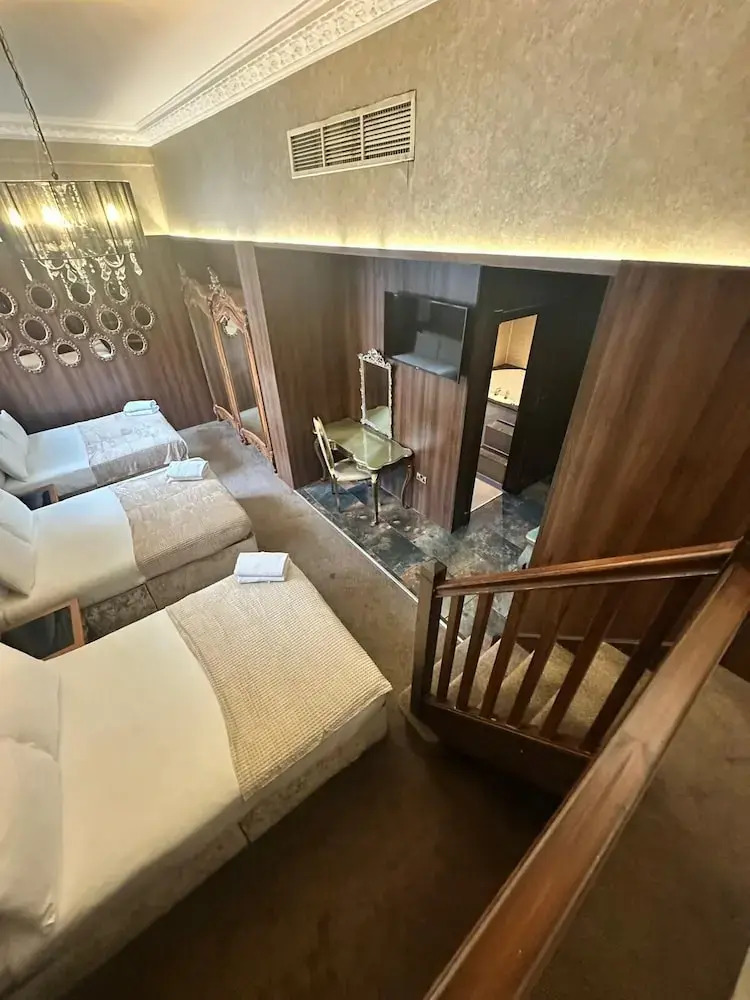 Photo - White Star Line Hotel