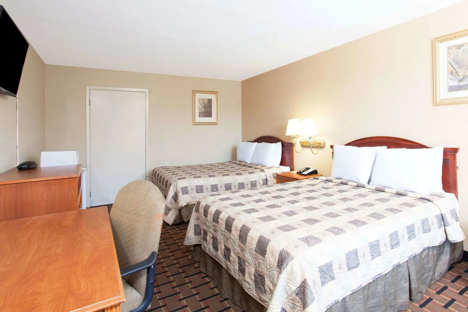 Photo - Clarion Inn & Suites near the Leconte Center Pigeon Forge