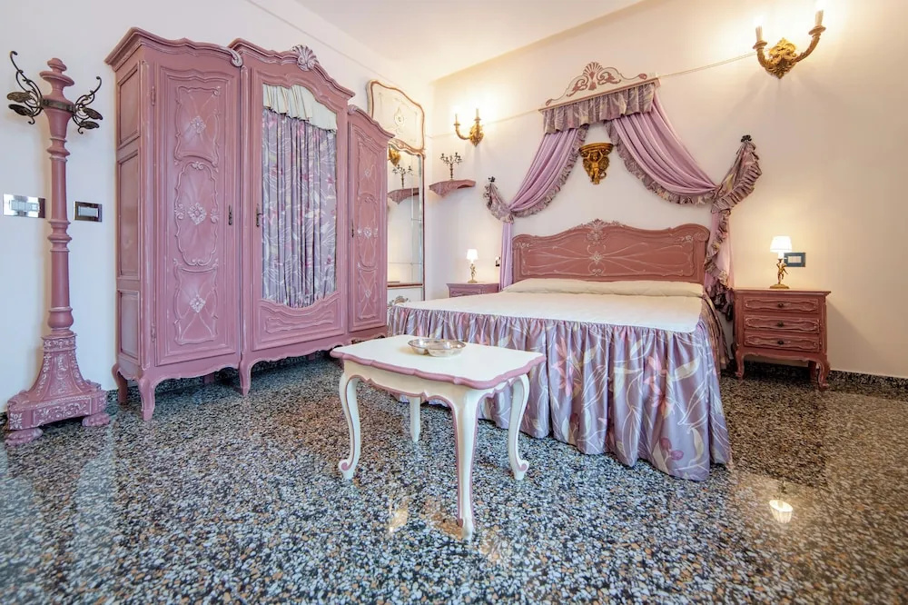 Photo - The Crown Palace - Gallipoli