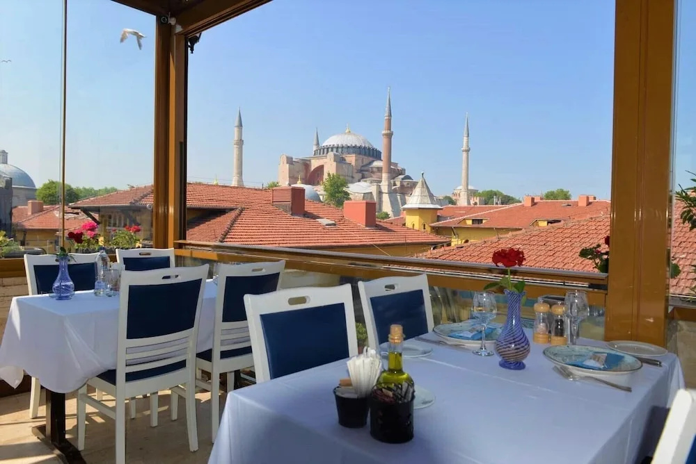 Foto - By Kinyas Hotel