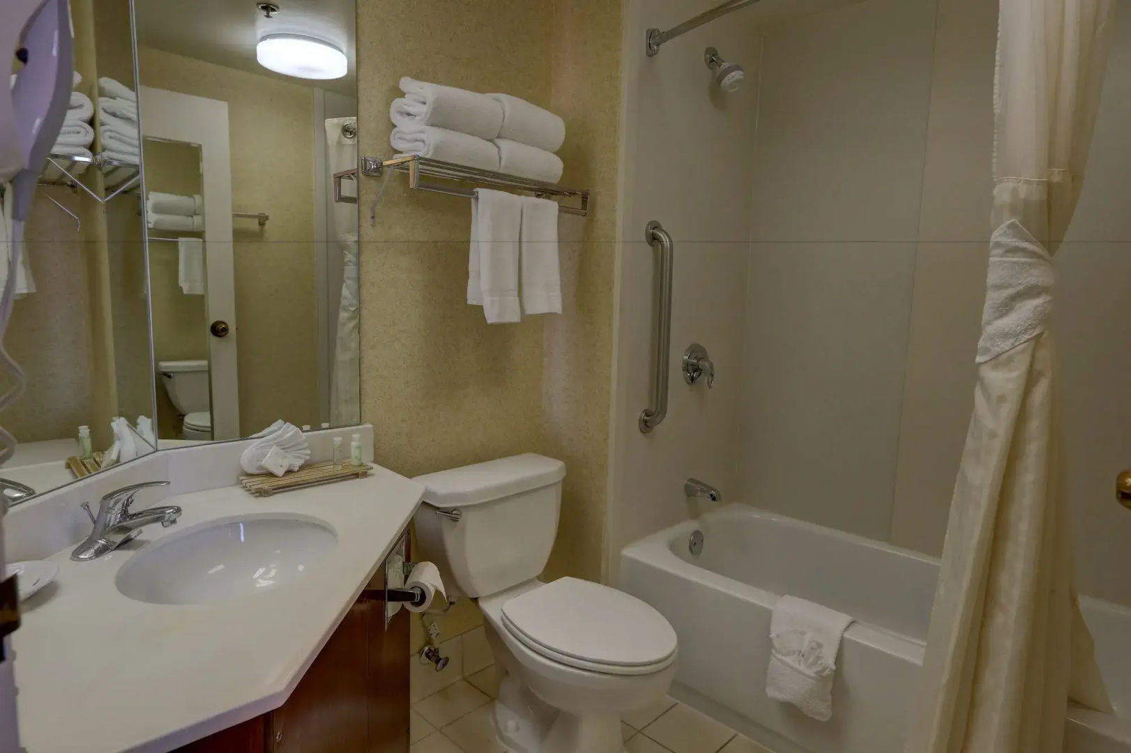 Foto - SureStay Plus Hotel by Best Western Chicago Lombard