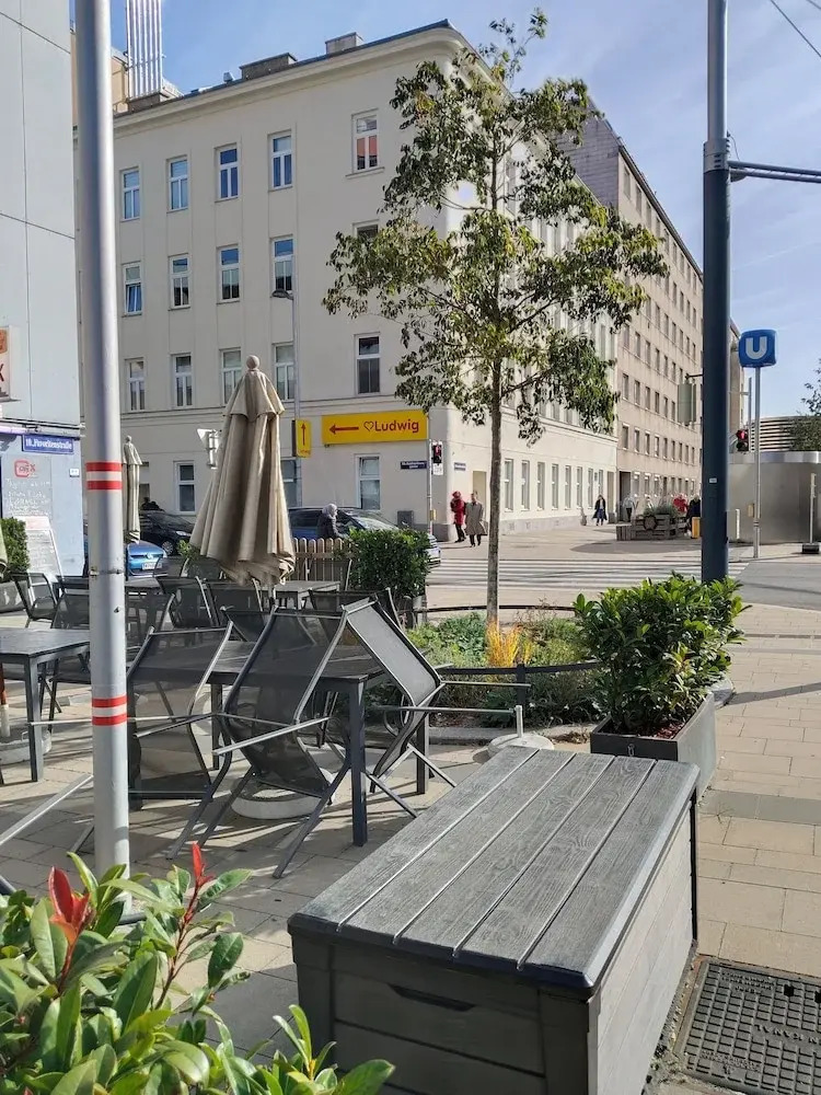 Photo - Favorit-Rooms Direkt Metro-U1 best connection to Centralstation and City-Center