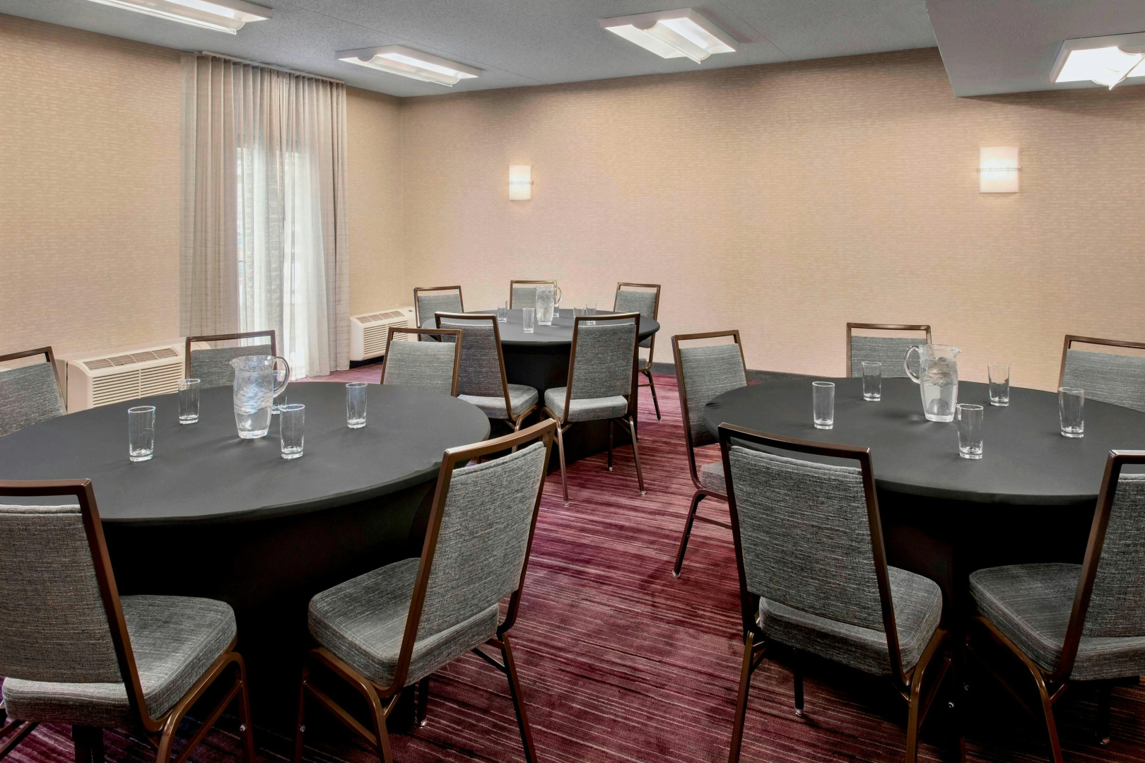 Foto - Courtyard by Marriott Newark Liberty International Airport
