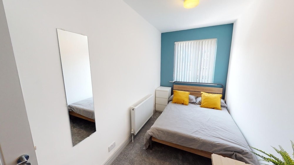 Stunning City Centre-uni Town House