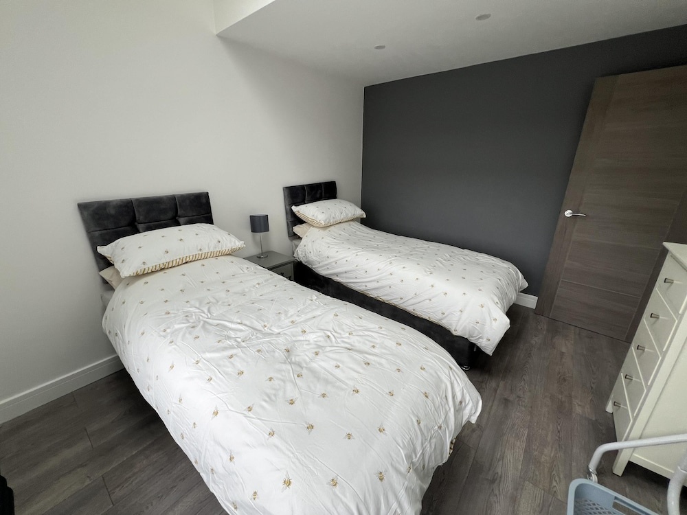 Whole House -sleeps4-parking-garden-bikinghiking