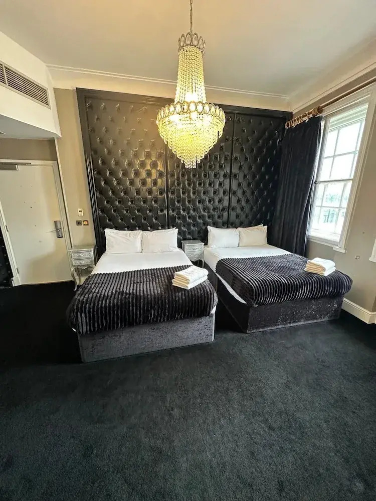 Photo - White Star Line Hotel