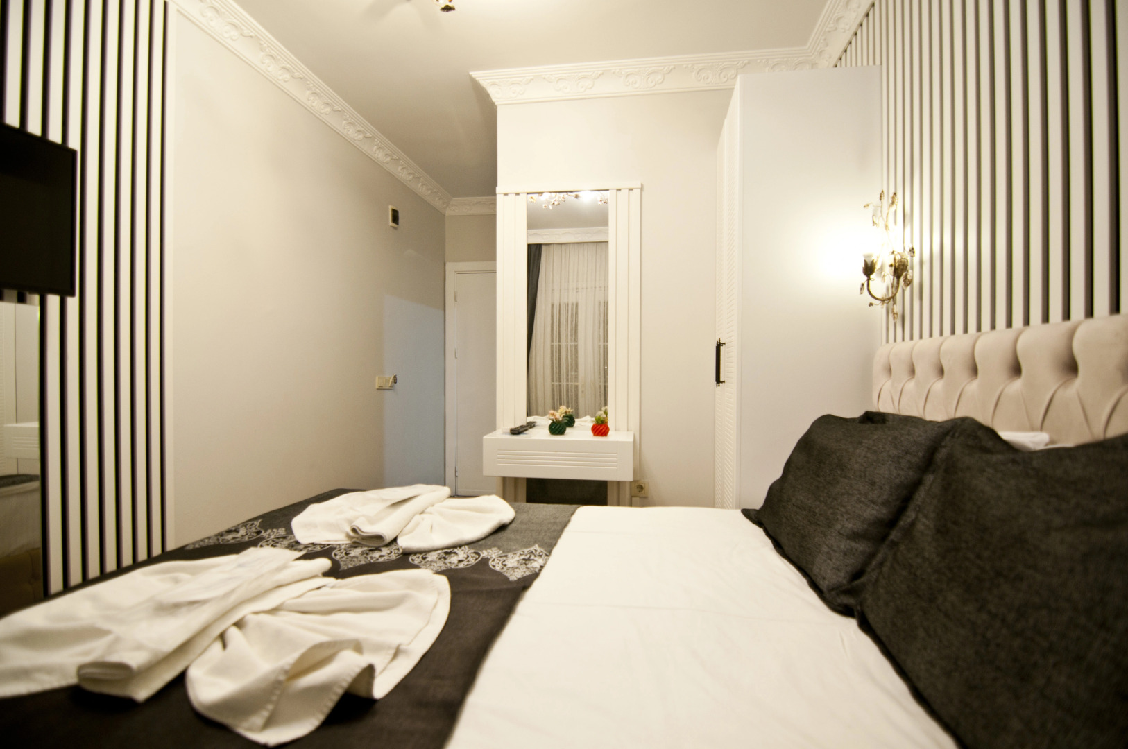 Photo - Hotel Broken Column