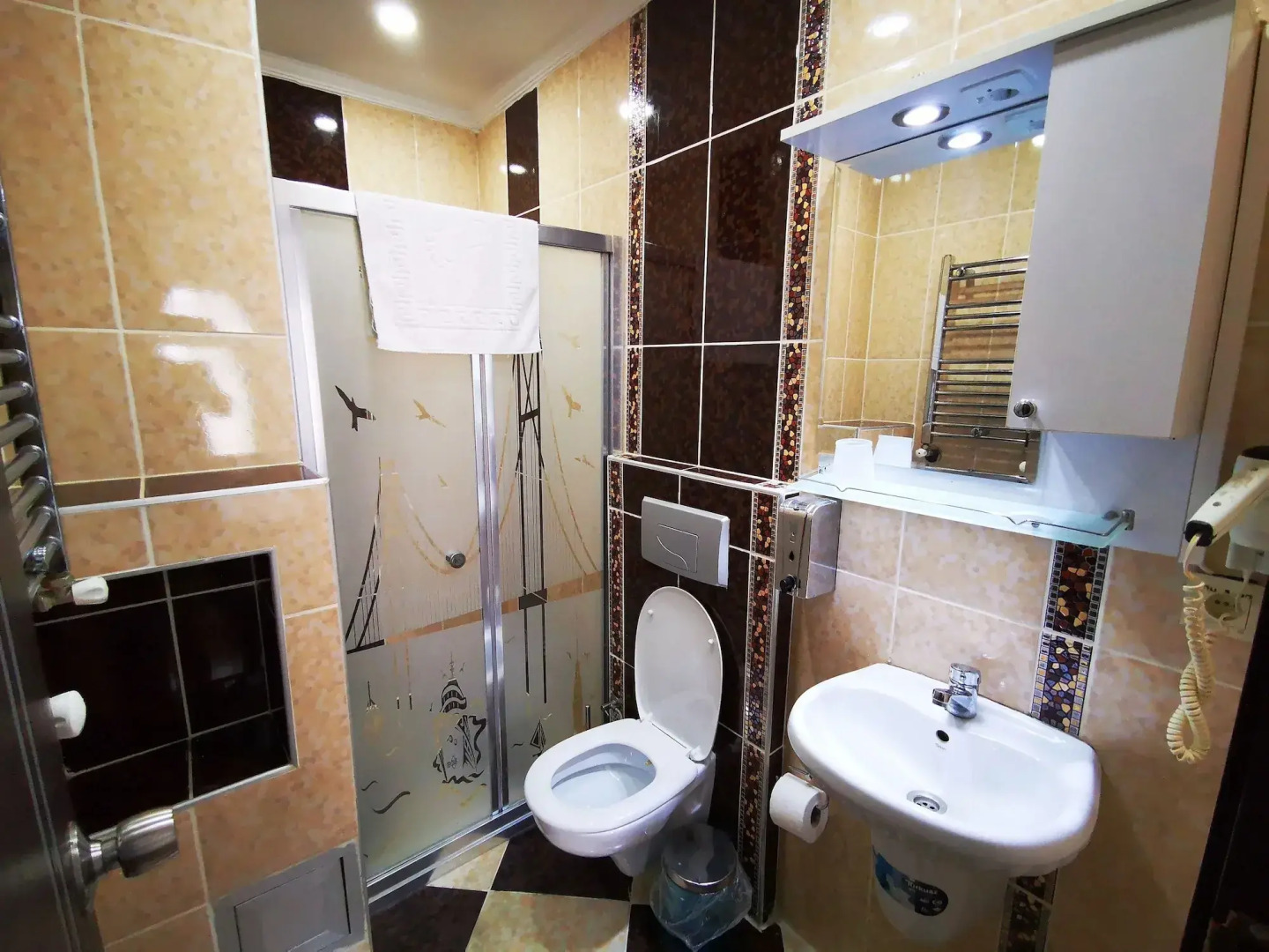 Photo - Hotel Broken Column